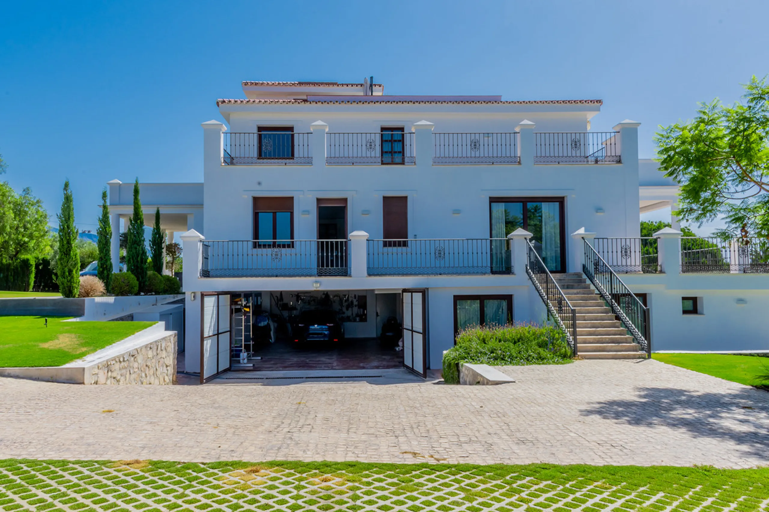 Impressive Luxury Villa in 24.500 m2 plot in Guadalmina.