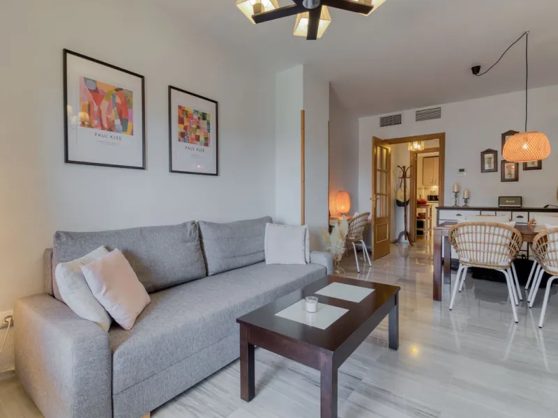 Gut gepflegte Etagenwohnung mit sonniger Terrasse in der Nähe des Bahnhofs El Pinillo in Torremolinos