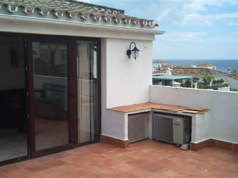 Excellent value for money - 5 bedrooms, 2 lounges, 2 kitchens - reformed duplex penthouse in the heart of Puerto de la Duquesa. Views of the marina and Duquesa Golf.