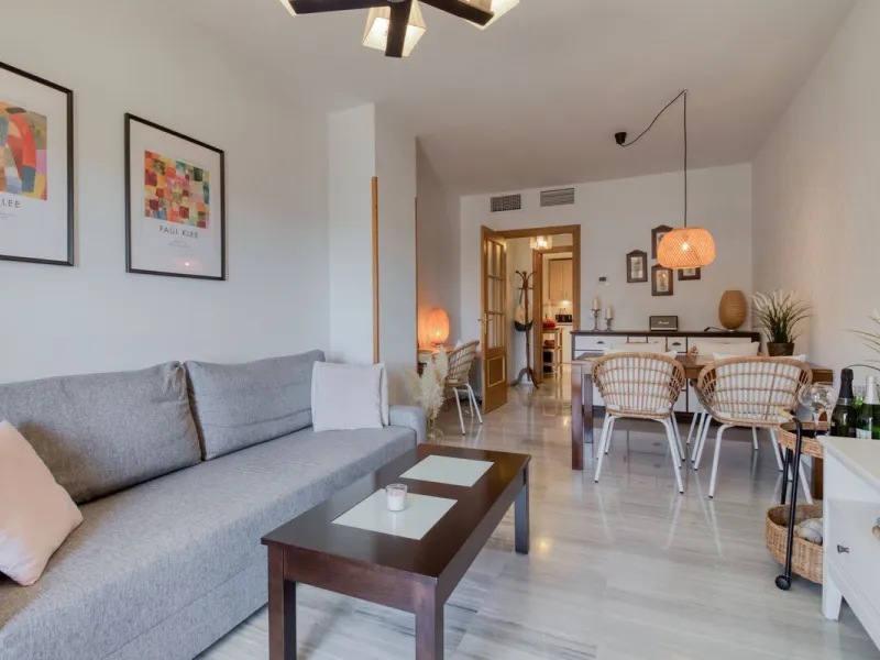 Gut gepflegte Etagenwohnung mit sonniger Terrasse in der Nähe des Bahnhofs El Pinillo in Torremolinos