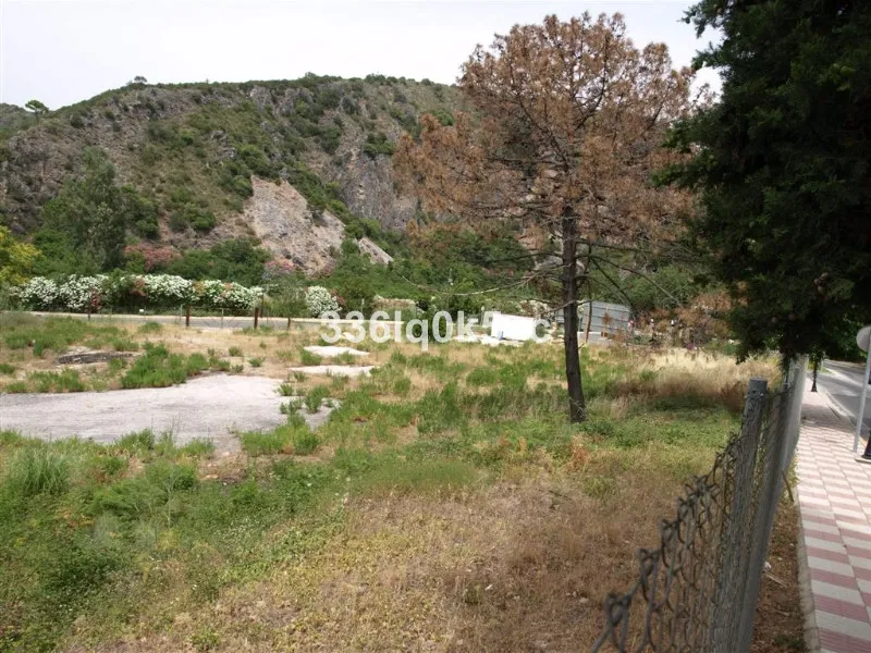 Excellent comercial building plot in a unique strategic place at the entrance of town.