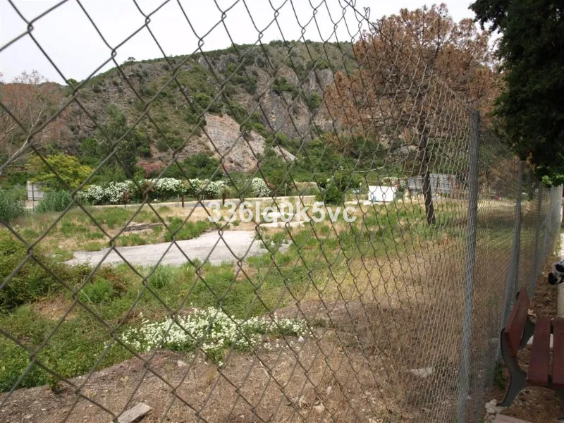 Excellent comercial building plot in a unique strategic place at the entrance of town.