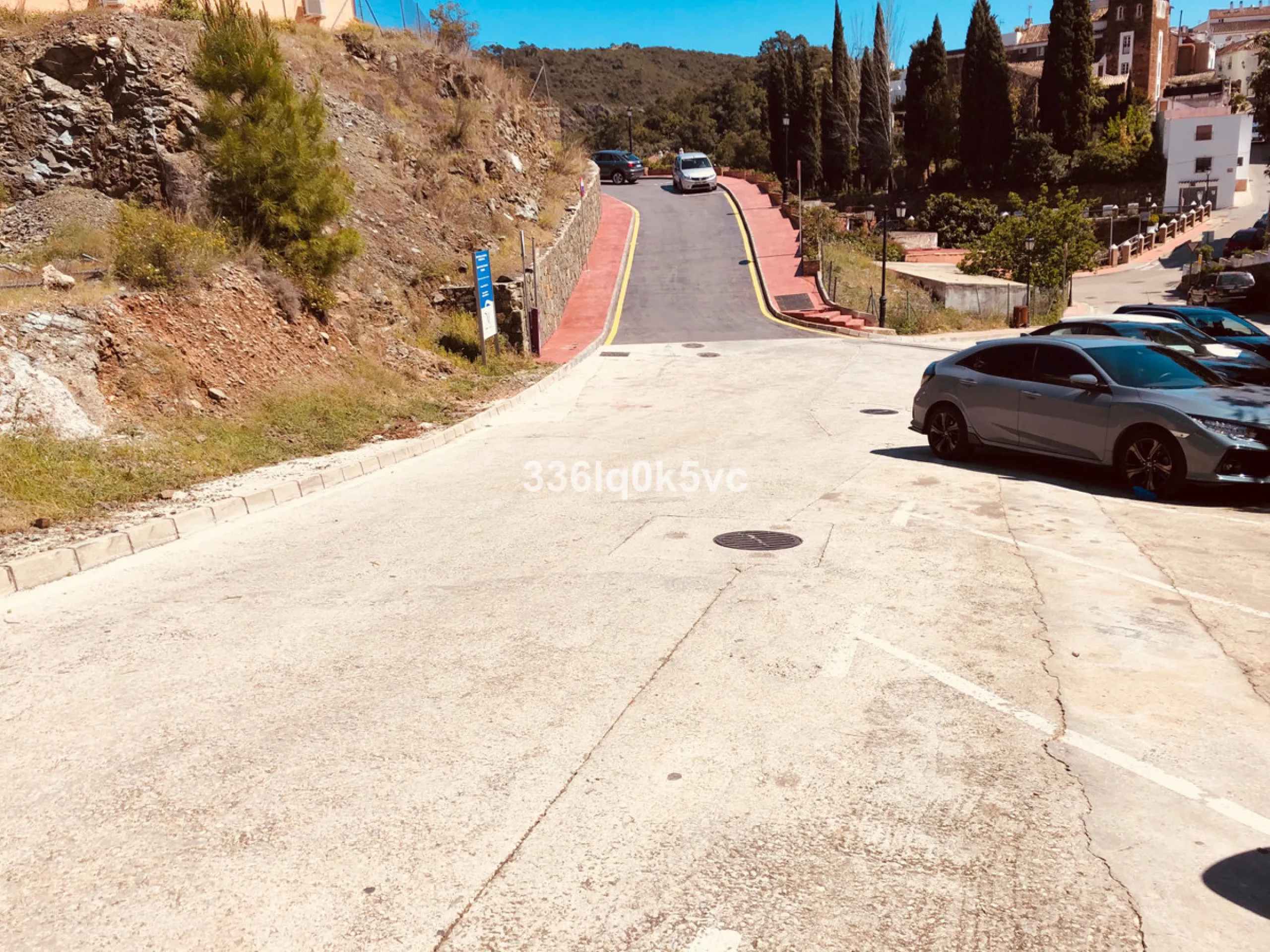 Plot in the center of Benahavis can be fully built on. Plot of land located within walking distance of the center. Benahavis is located 7 km inland from Marbella, and is known for its pleasant center with its excellent restaurants, bars and entertainment 