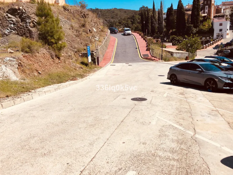 Plot in the center of Benahavis can be fully built on. Plot of land located within walking distance of the center. Benahavis is located 7 km inland from Marbella, and is known for its pleasant center with its excellent restaurants, bars and entertainment 