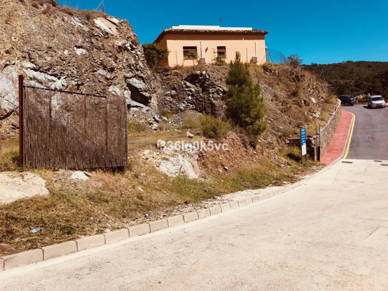 Plot in the center of Benahavis can be fully built on. Plot of land located within walking distance of the center. Benahavis is located 7 km inland from Marbella, and is known for its pleasant center with its excellent restaurants, bars and entertainment 