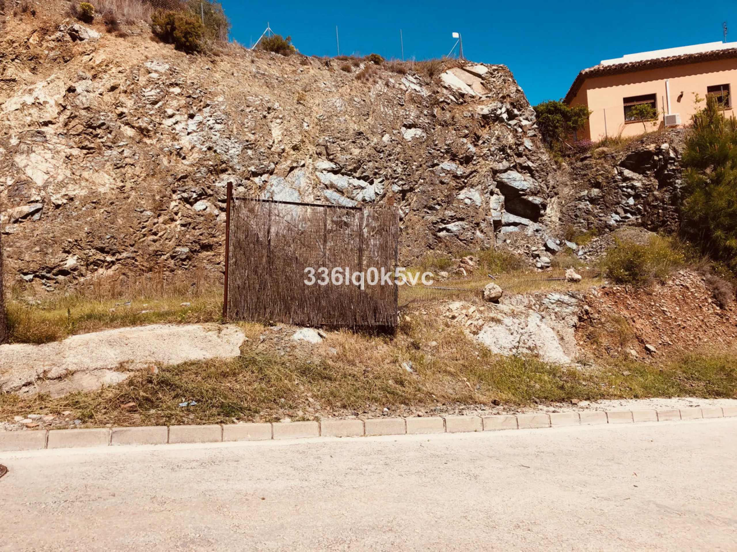 Plot in the center of Benahavis can be fully built on. Plot of land located within walking distance of the center. Benahavis is located 7 km inland from Marbella, and is known for its pleasant center with its excellent restaurants, bars and entertainment 