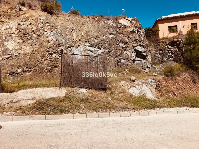 Plot in the center of Benahavis can be fully built on. Plot of land located within walking distance of the center. Benahavis is located 7 km inland from Marbella, and is known for its pleasant center with its excellent restaurants, bars and entertainment 