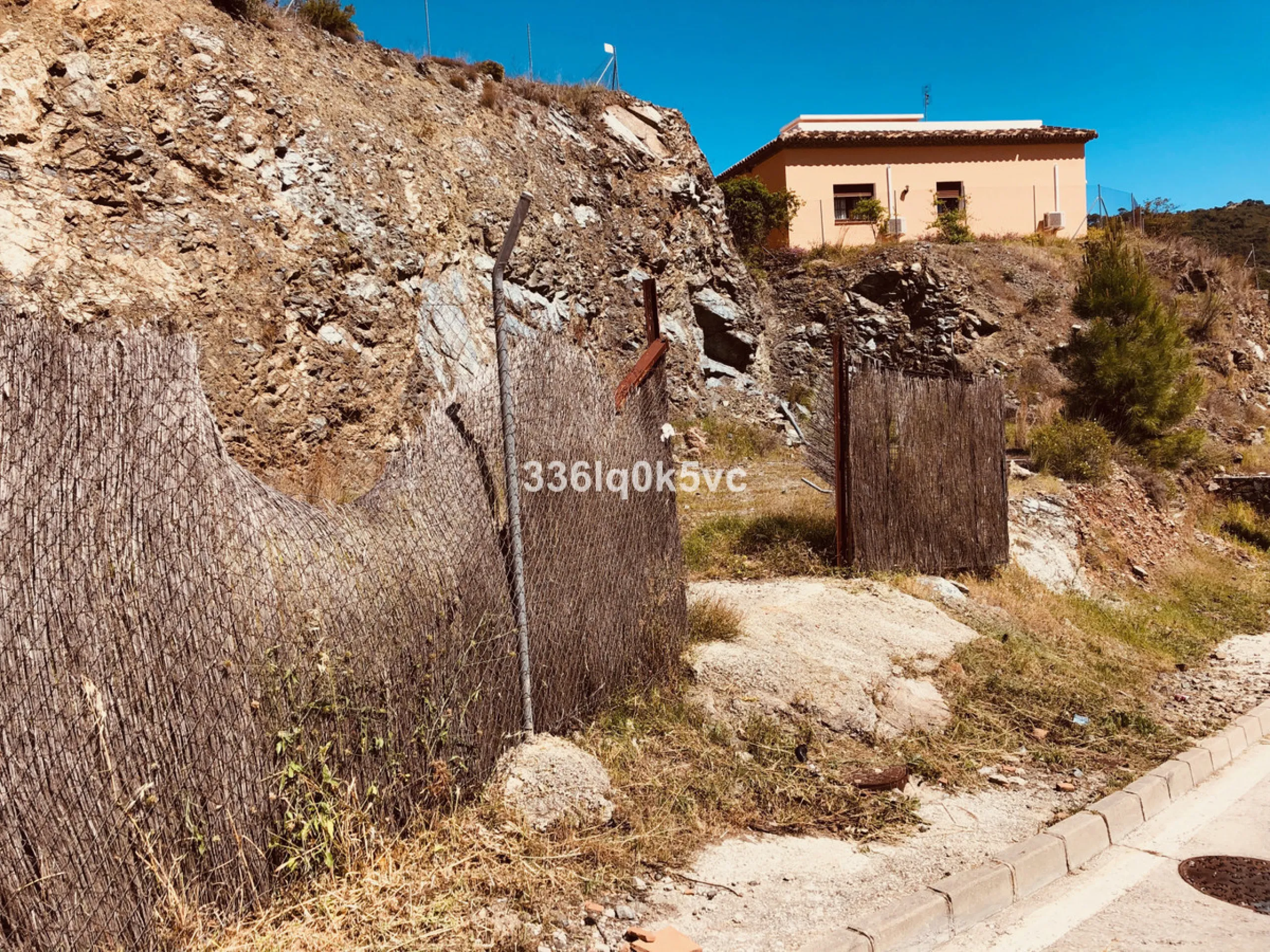 Plot in the center of Benahavis can be fully built on. Plot of land located within walking distance of the center. Benahavis is located 7 km inland from Marbella, and is known for its pleasant center with its excellent restaurants, bars and entertainment 