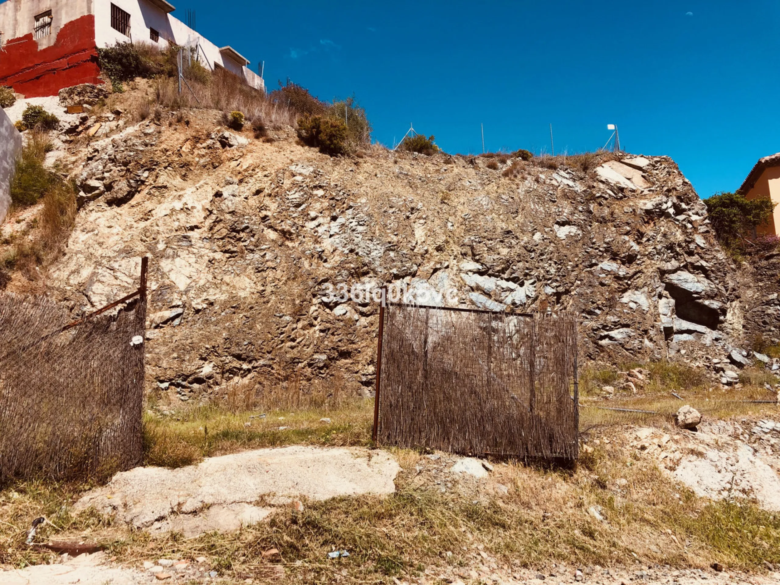 Plot in the center of Benahavis can be fully built on. Plot of land located within walking distance of the center. Benahavis is located 7 km inland from Marbella, and is known for its pleasant center with its excellent restaurants, bars and entertainment 