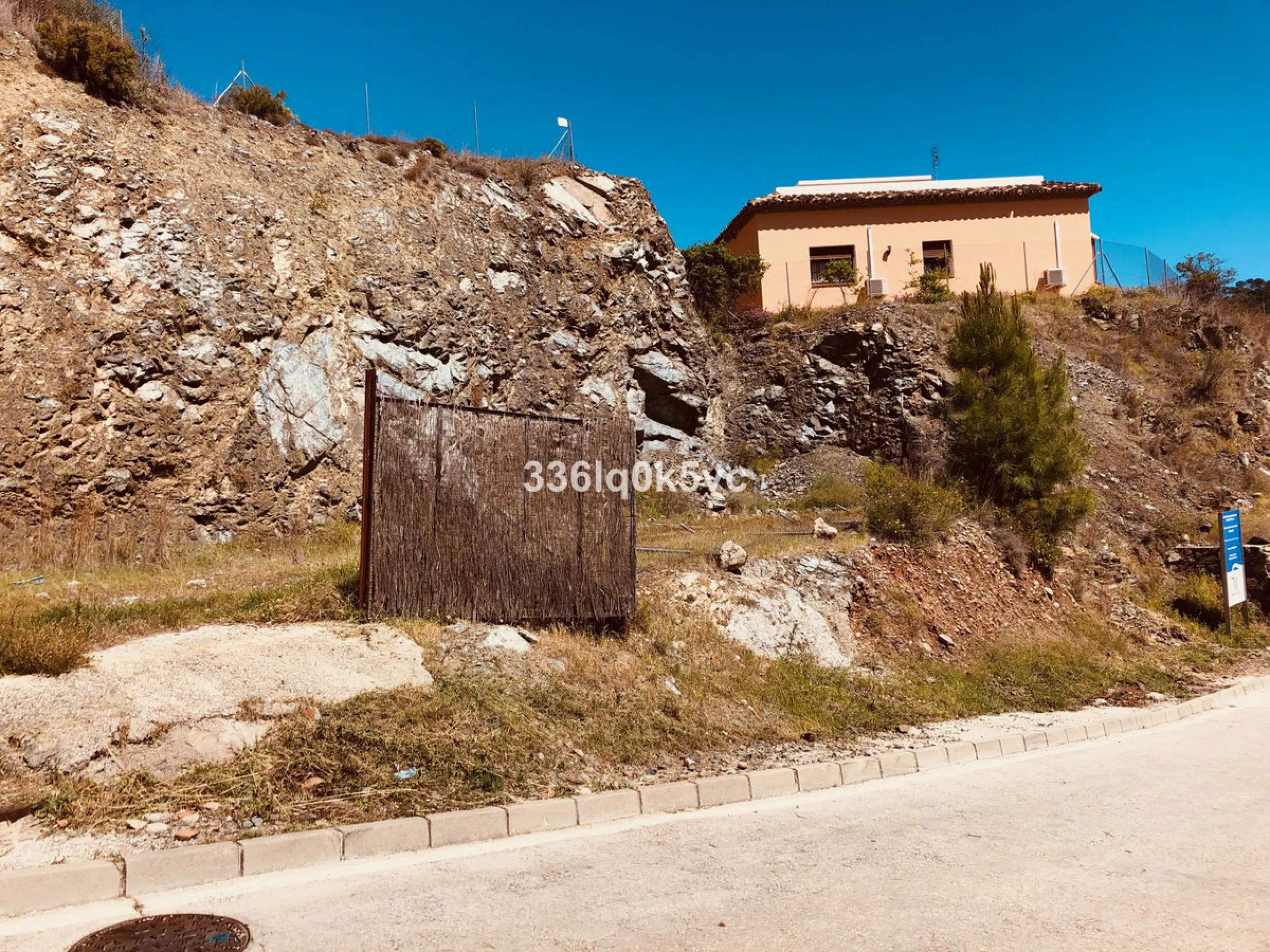 Plot in the center of Benahavis can be fully built on. Plot of land located within walking distance of the center. Benahavis is located 7 km inland from Marbella, and is known for its pleasant center with its excellent restaurants, bars and entertainment 