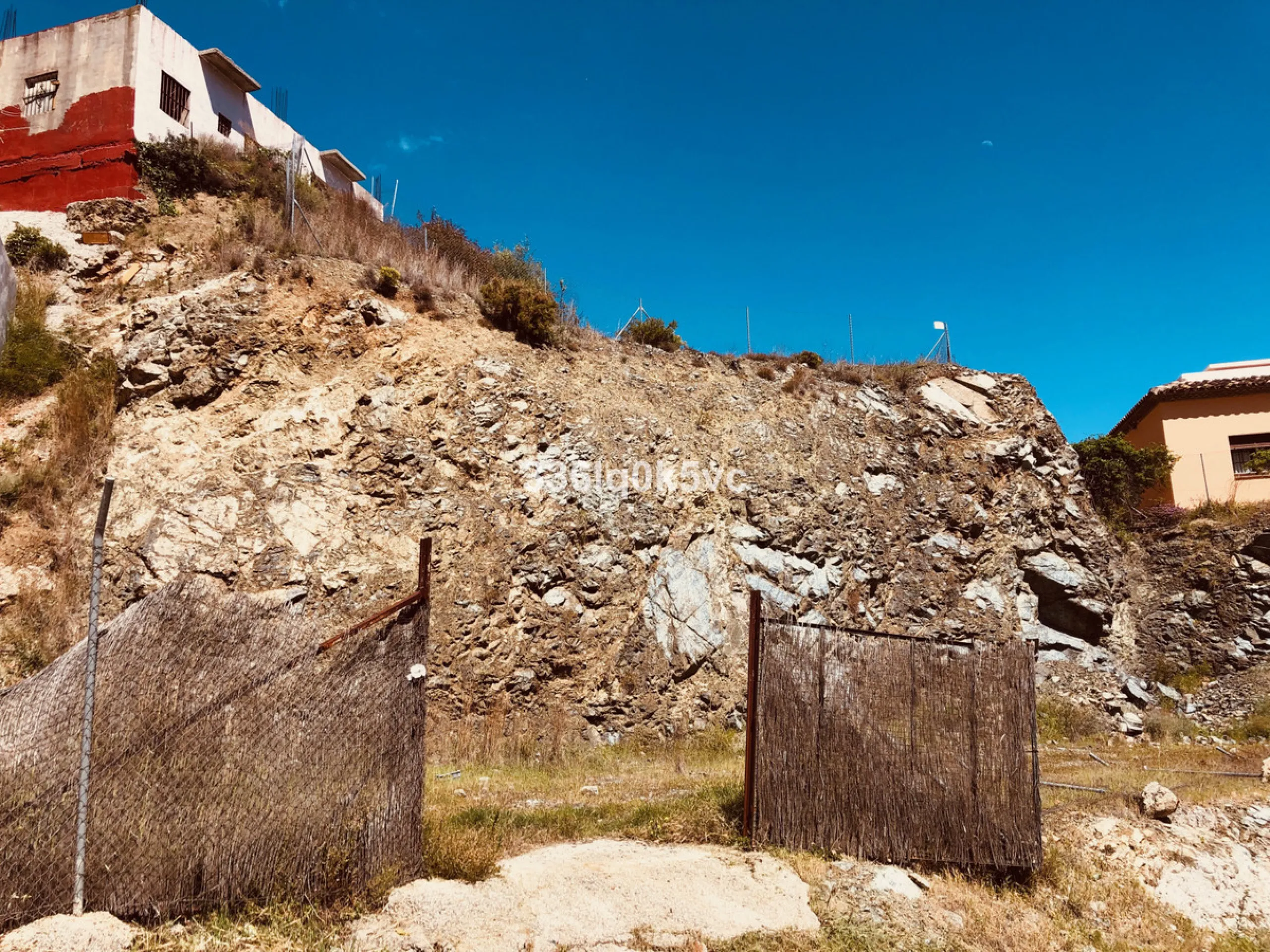 Plot in the center of Benahavis can be fully built on. Plot of land located within walking distance of the center. Benahavis is located 7 km inland from Marbella, and is known for its pleasant center with its excellent restaurants, bars and entertainment 