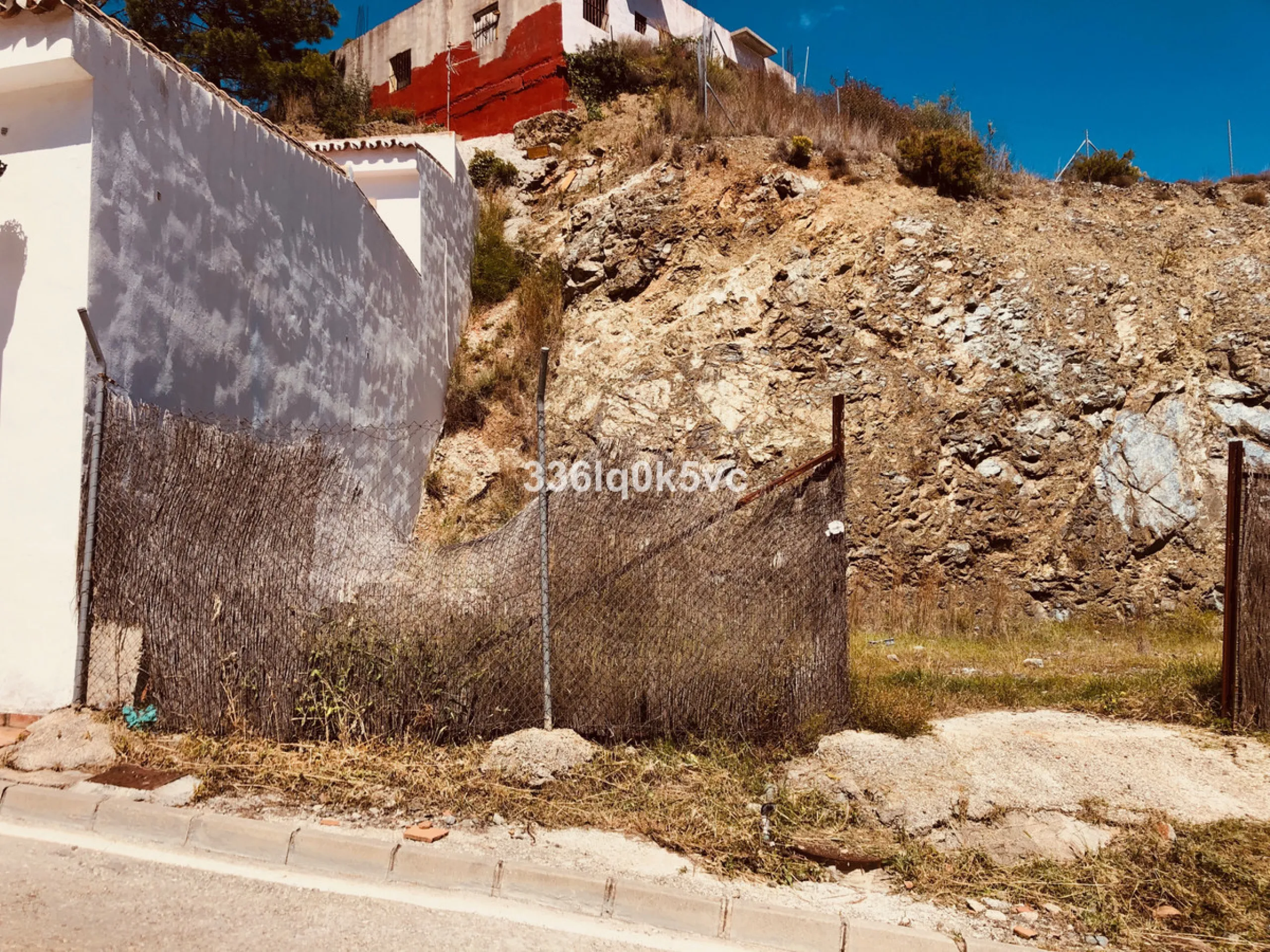 Plot in the center of Benahavis can be fully built on. Plot of land located within walking distance of the center. Benahavis is located 7 km inland from Marbella, and is known for its pleasant center with its excellent restaurants, bars and entertainment 