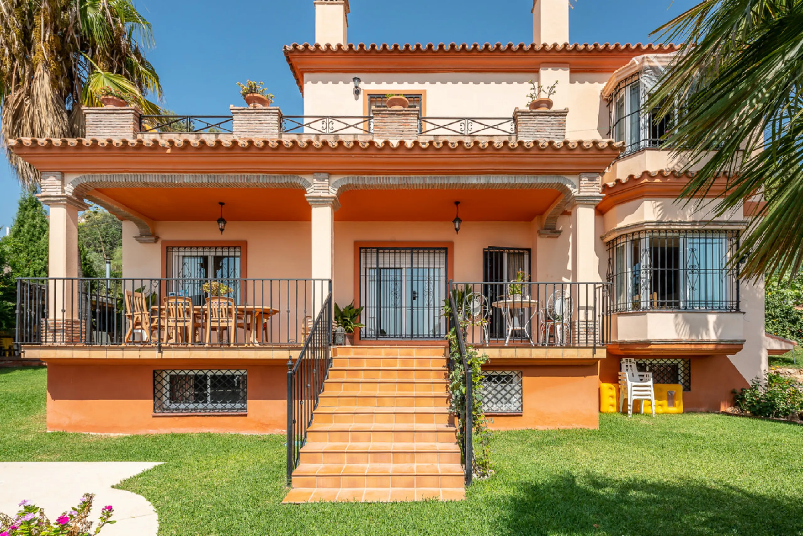 Large, attractive family home in very quiet area close to Marbella and next to a Natural Park. Beautiful open south and south-west views. Large, fully equipped kitchen with fireplace and sea views. Ample living/dining room leading out onto terrace and poo
