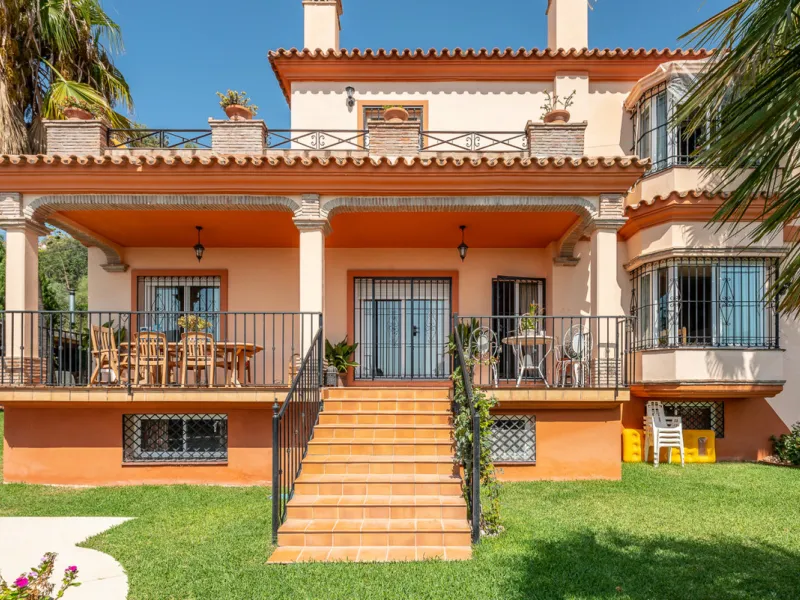 Large, attractive family home in very quiet area close to Marbella and next to a Natural Park. Beautiful open south and south-west views. Large, fully equipped kitchen with fireplace and sea views. Ample living/dining room leading out onto terrace and poo