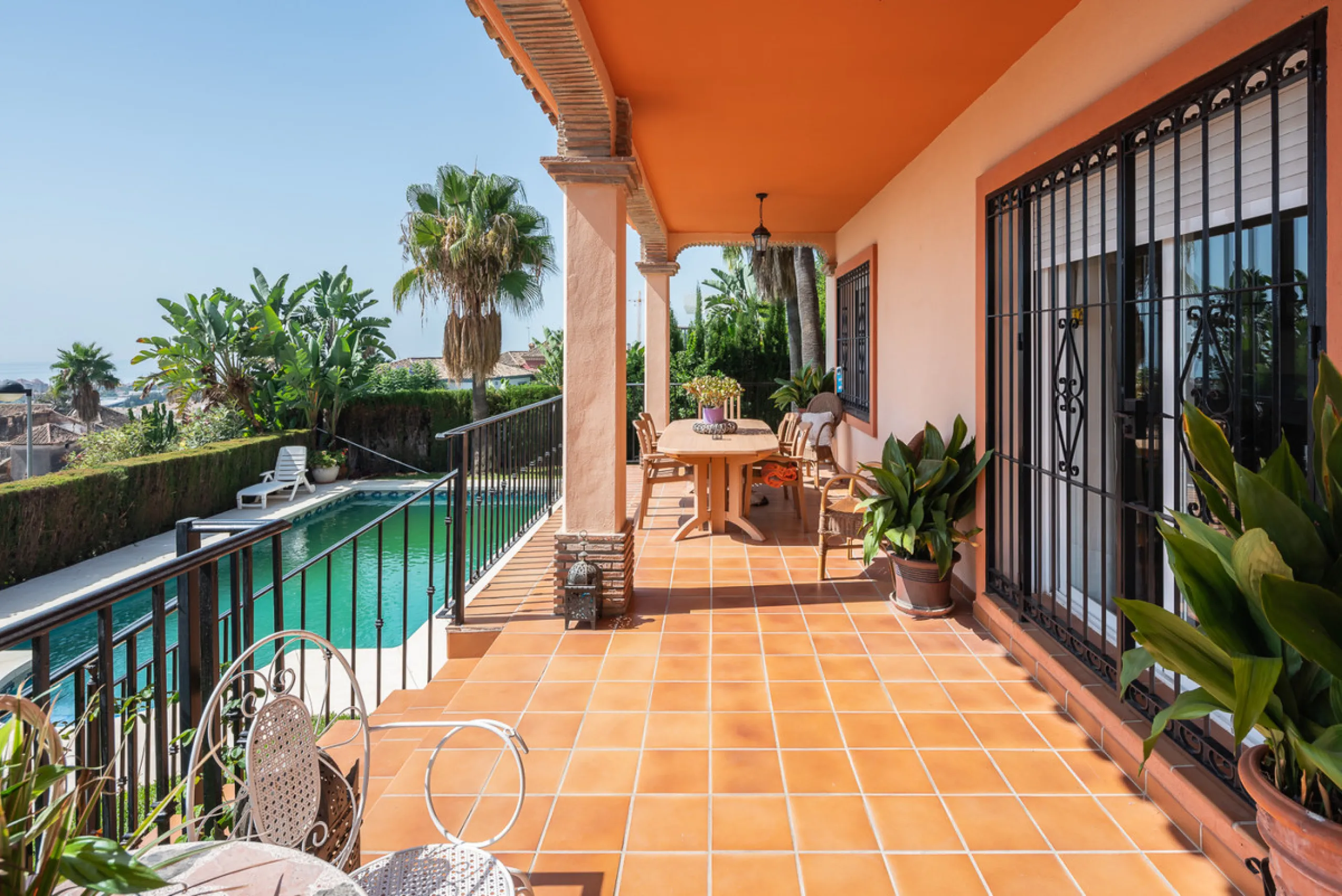 Large, attractive family home in very quiet area close to Marbella and next to a Natural Park. Beautiful open south and south-west views. Large, fully equipped kitchen with fireplace and sea views. Ample living/dining room leading out onto terrace and poo