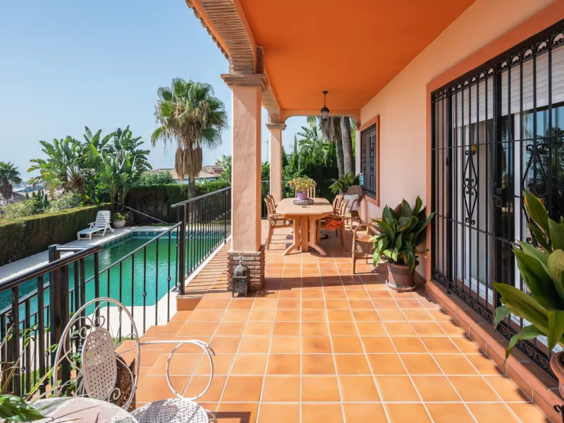Large, attractive family home in very quiet area close to Marbella and next to a Natural Park. Beautiful open south and south-west views. Large, fully equipped kitchen with fireplace and sea views. Ample living/dining room leading out onto terrace and poo