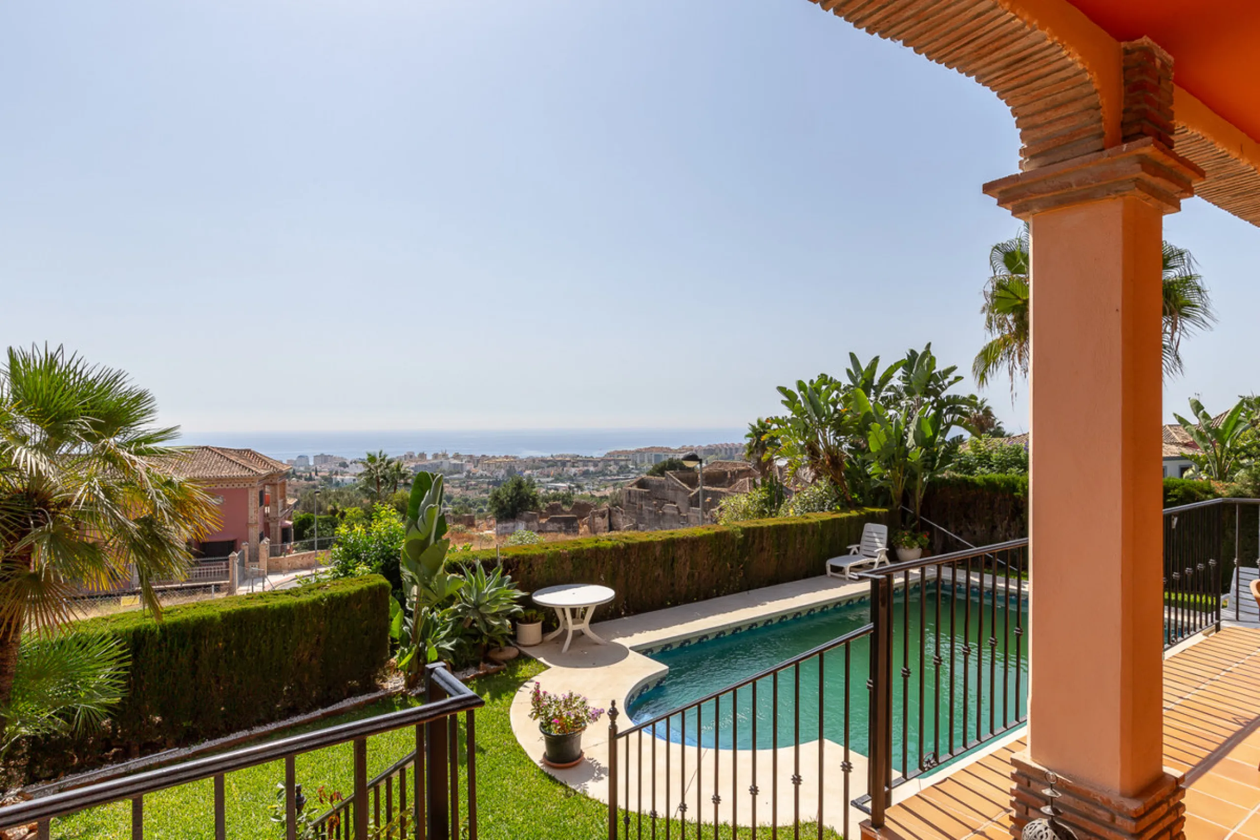 Large, attractive family home in very quiet area close to Marbella and next to a Natural Park. Beautiful open south and south-west views. Large, fully equipped kitchen with fireplace and sea views. Ample living/dining room leading out onto terrace and poo