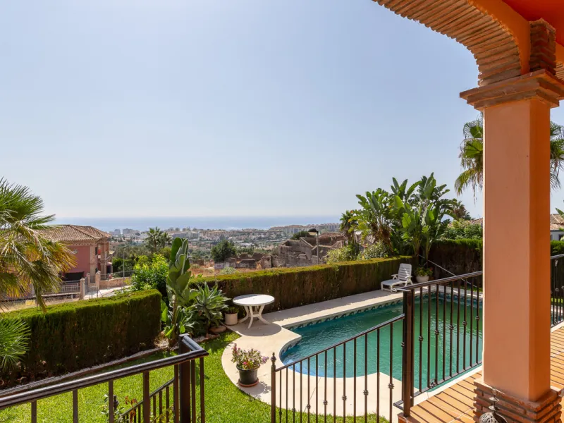 Large, attractive family home in very quiet area close to Marbella and next to a Natural Park. Beautiful open south and south-west views. Large, fully equipped kitchen with fireplace and sea views. Ample living/dining room leading out onto terrace and poo