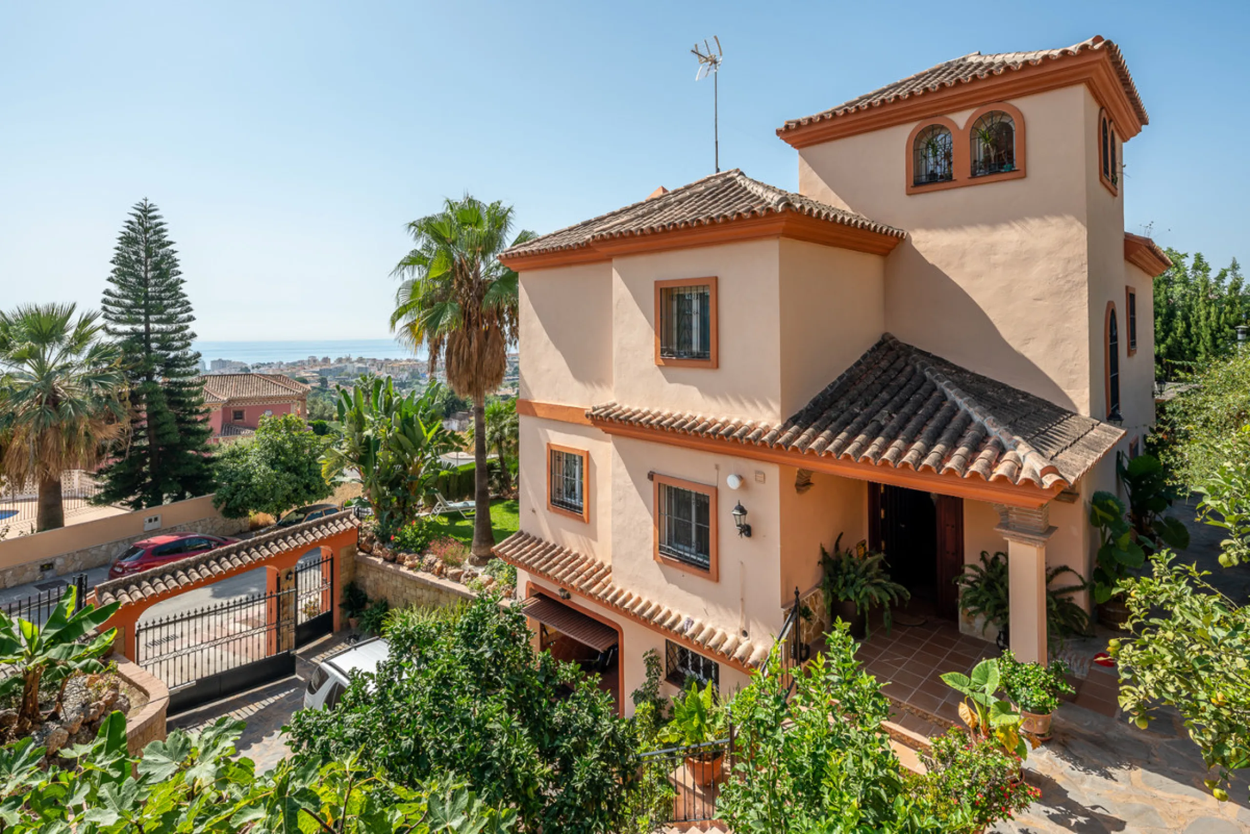 Large, attractive family home in very quiet area close to Marbella and next to a Natural Park. Beautiful open south and south-west views. Large, fully equipped kitchen with fireplace and sea views. Ample living/dining room leading out onto terrace and poo
