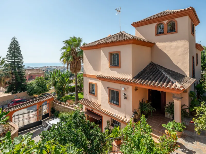 Large, attractive family home in very quiet area close to Marbella and next to a Natural Park. Beautiful open south and south-west views. Large, fully equipped kitchen with fireplace and sea views. Ample living/dining room leading out onto terrace and poo