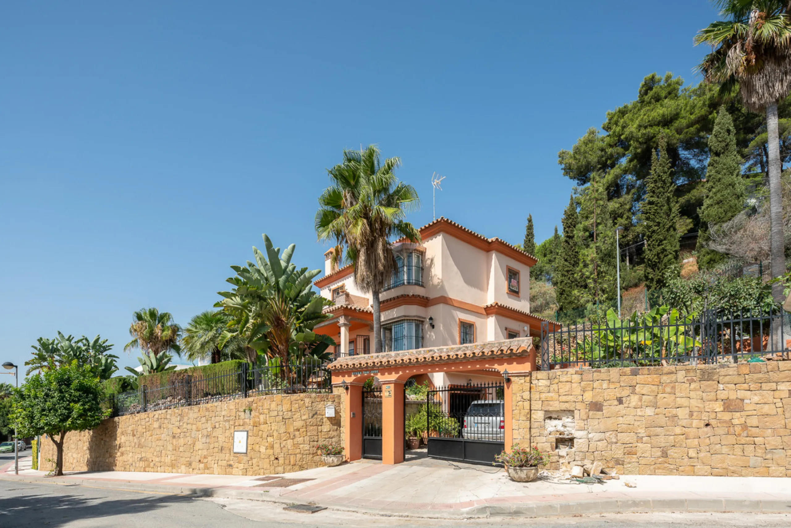 Large, attractive family home in very quiet area close to Marbella and next to a Natural Park. Beautiful open south and south-west views. Large, fully equipped kitchen with fireplace and sea views. Ample living/dining room leading out onto terrace and poo