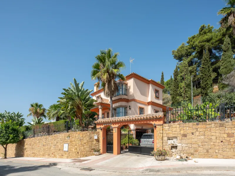 Large, attractive family home in very quiet area close to Marbella and next to a Natural Park. Beautiful open south and south-west views. Large, fully equipped kitchen with fireplace and sea views. Ample living/dining room leading out onto terrace and poo