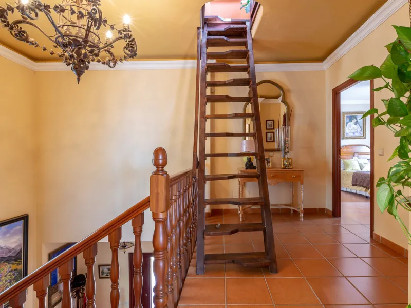 Large, attractive family home in very quiet area close to Marbella and next to a Natural Park. Beautiful open south and south-west views. Large, fully equipped kitchen with fireplace and sea views. Ample living/dining room leading out onto terrace and poo