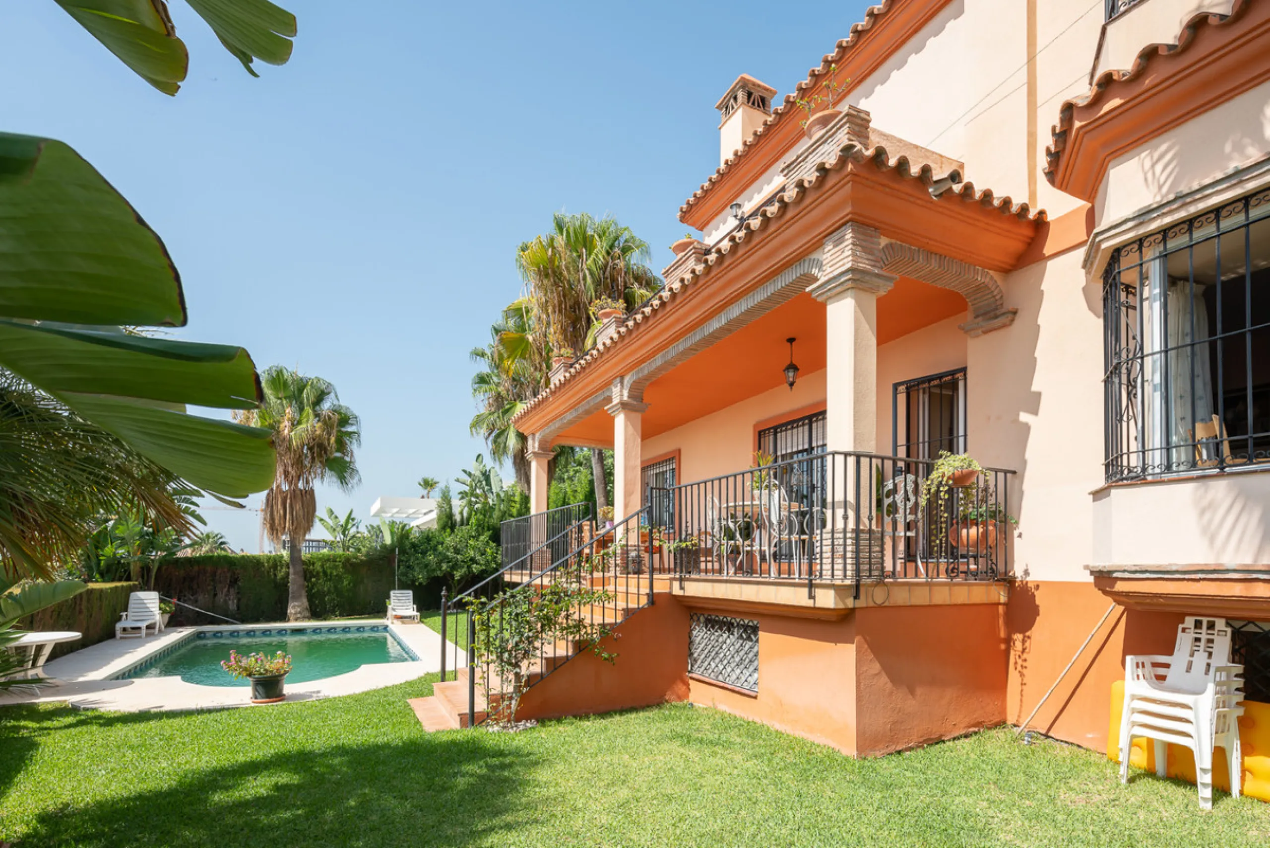 Large, attractive family home in very quiet area close to Marbella and next to a Natural Park. Beautiful open south and south-west views. Large, fully equipped kitchen with fireplace and sea views. Ample living/dining room leading out onto terrace and poo