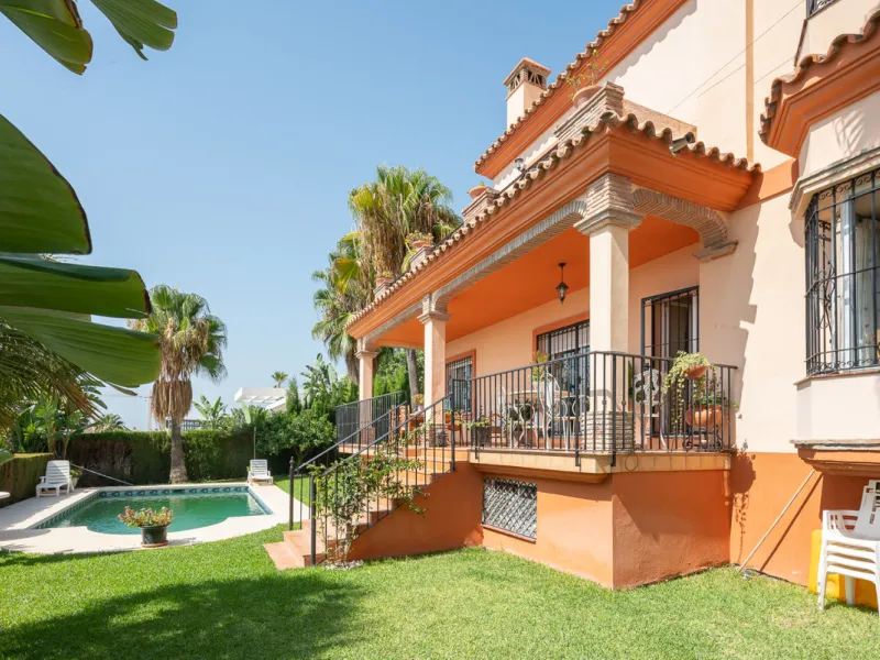 Large, attractive family home in very quiet area close to Marbella and next to a Natural Park. Beautiful open south and south-west views. Large, fully equipped kitchen with fireplace and sea views. Ample living/dining room leading out onto terrace and poo