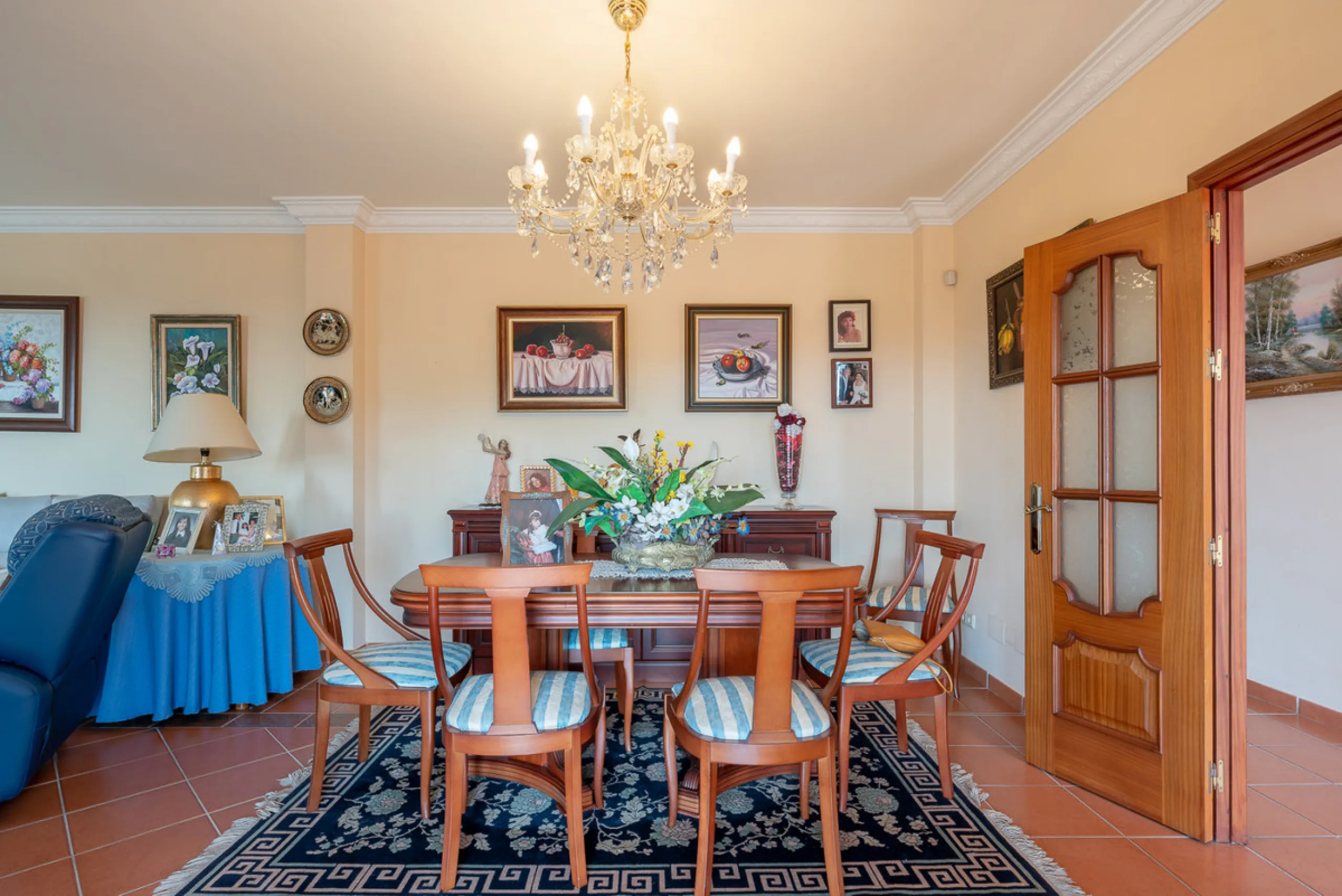 Large, attractive family home in very quiet area close to Marbella and next to a Natural Park. Beautiful open south and south-west views. Large, fully equipped kitchen with fireplace and sea views. Ample living/dining room leading out onto terrace and poo