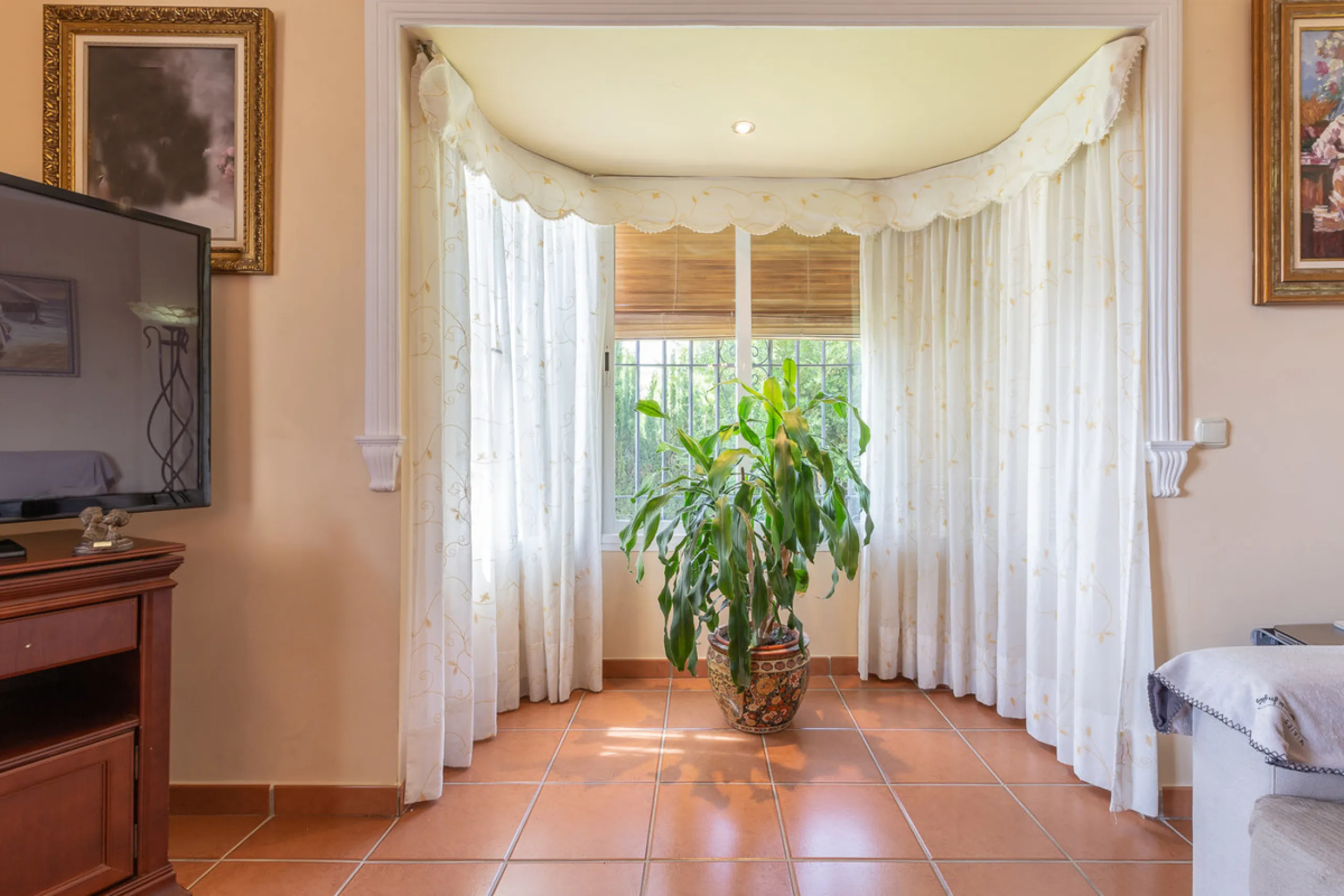 Large, attractive family home in very quiet area close to Marbella and next to a Natural Park. Beautiful open south and south-west views. Large, fully equipped kitchen with fireplace and sea views. Ample living/dining room leading out onto terrace and poo
