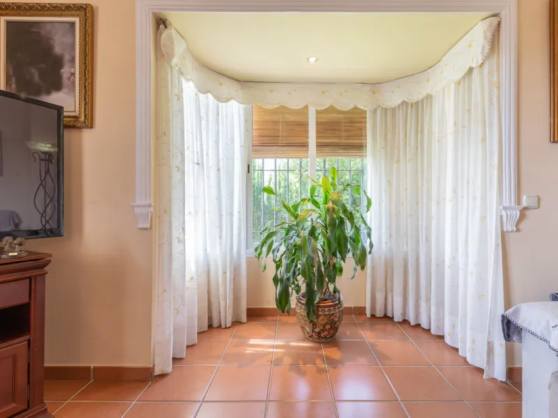 Large, attractive family home in very quiet area close to Marbella and next to a Natural Park. Beautiful open south and south-west views. Large, fully equipped kitchen with fireplace and sea views. Ample living/dining room leading out onto terrace and poo