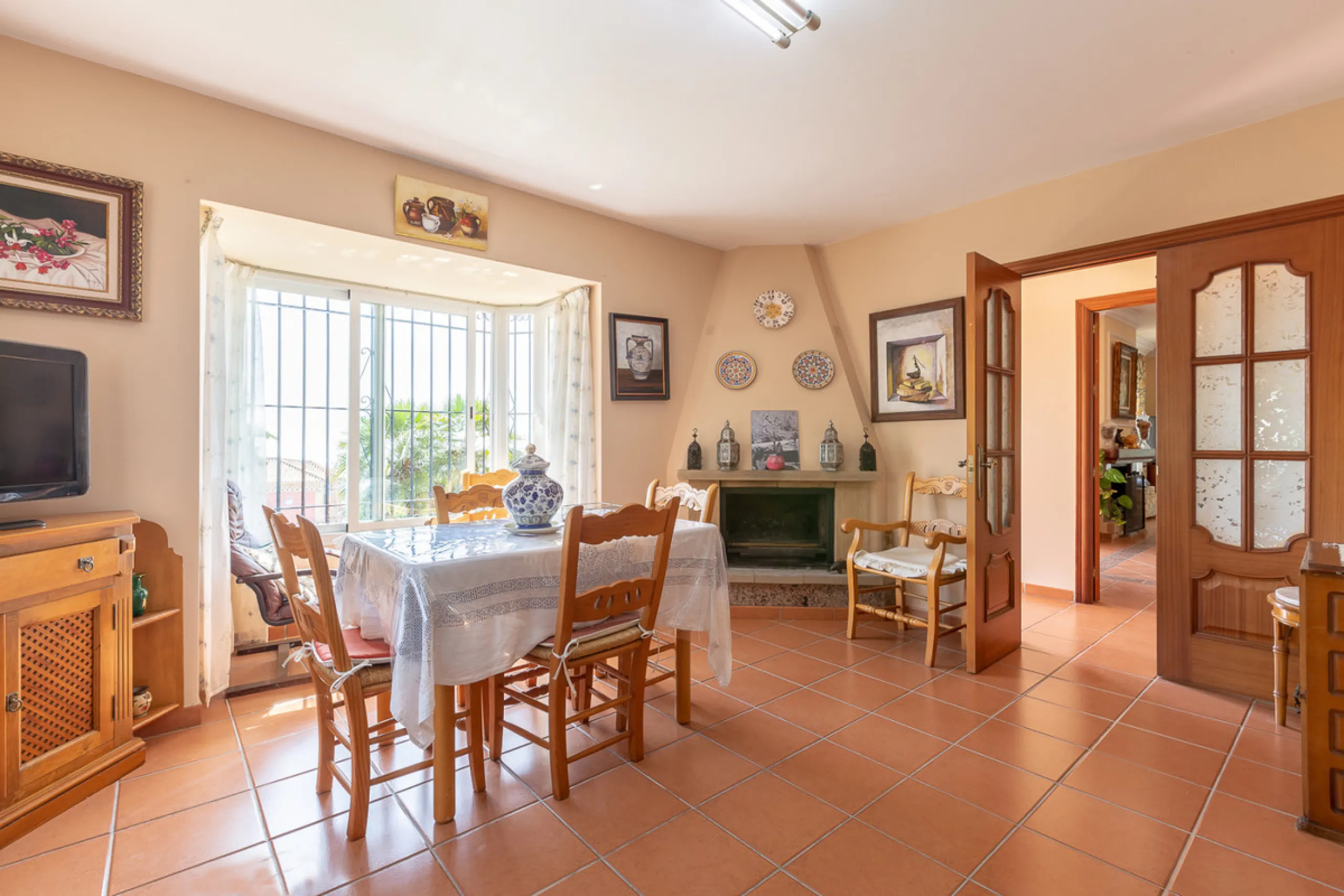 Large, attractive family home in very quiet area close to Marbella and next to a Natural Park. Beautiful open south and south-west views. Large, fully equipped kitchen with fireplace and sea views. Ample living/dining room leading out onto terrace and poo
