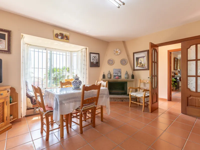 Large, attractive family home in very quiet area close to Marbella and next to a Natural Park. Beautiful open south and south-west views. Large, fully equipped kitchen with fireplace and sea views. Ample living/dining room leading out onto terrace and poo