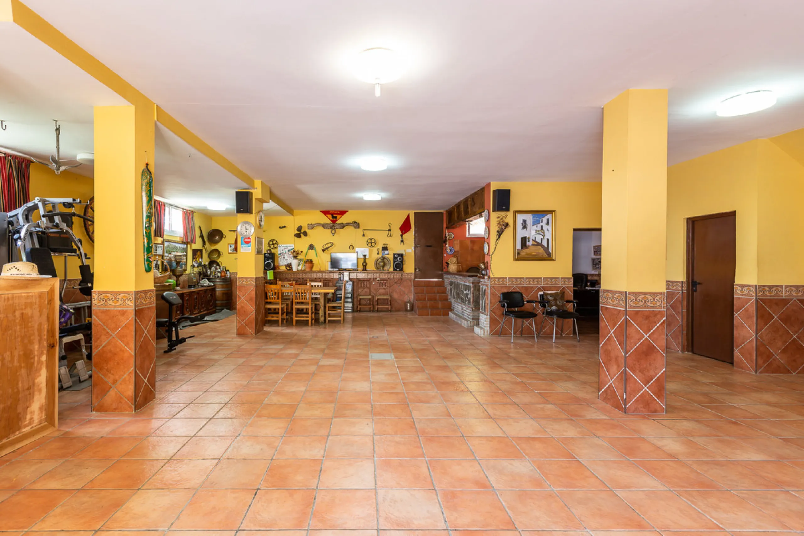 Large, attractive family home in very quiet area close to Marbella and next to a Natural Park. Beautiful open south and south-west views. Large, fully equipped kitchen with fireplace and sea views. Ample living/dining room leading out onto terrace and poo
