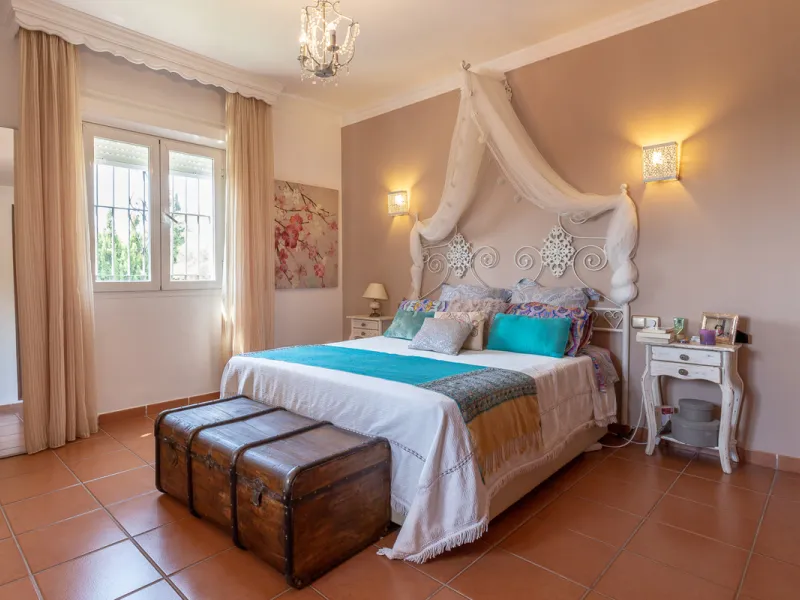 Large, attractive family home in very quiet area close to Marbella and next to a Natural Park. Beautiful open south and south-west views. Large, fully equipped kitchen with fireplace and sea views. Ample living/dining room leading out onto terrace and poo