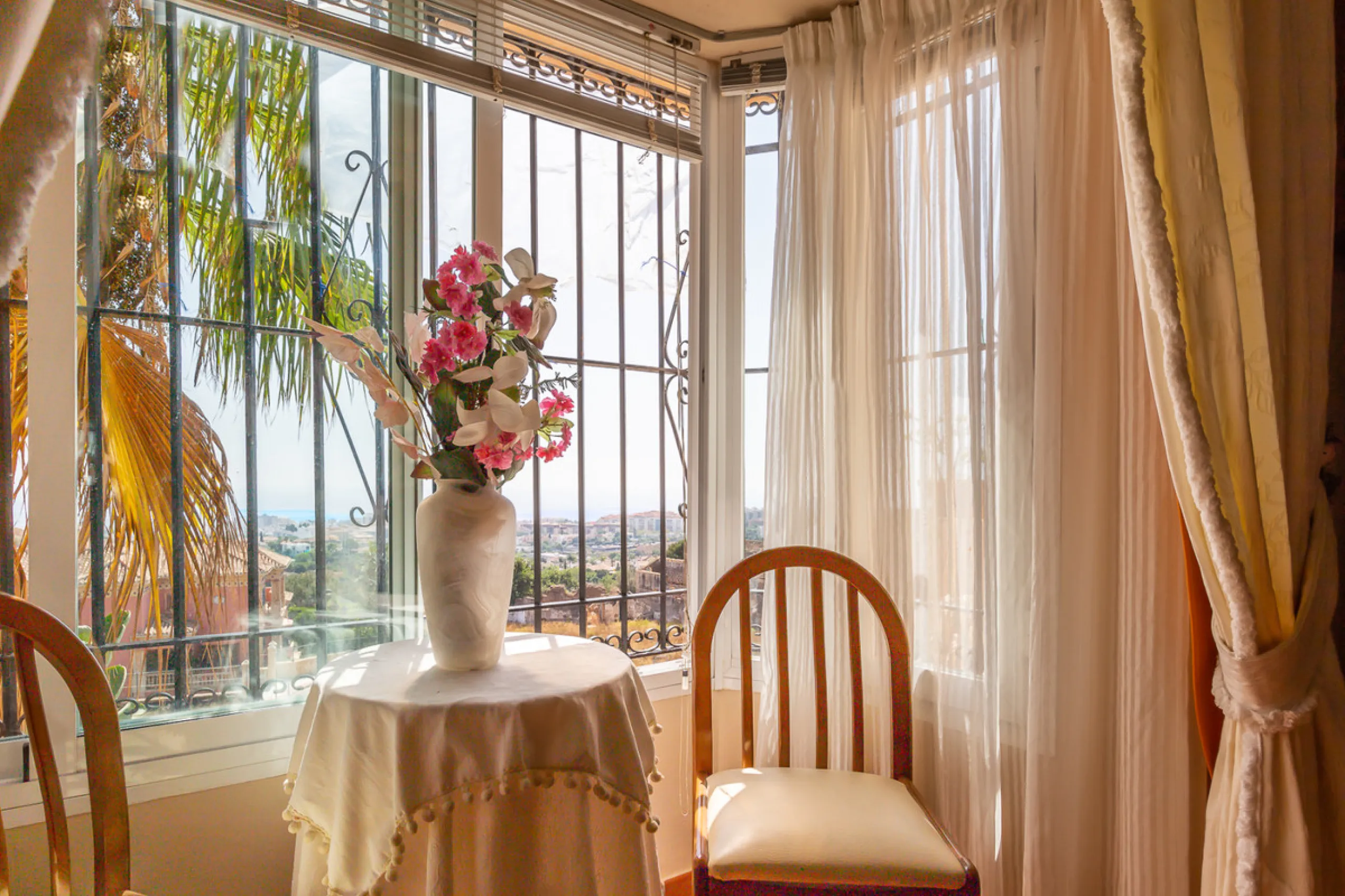 Large, attractive family home in very quiet area close to Marbella and next to a Natural Park. Beautiful open south and south-west views. Large, fully equipped kitchen with fireplace and sea views. Ample living/dining room leading out onto terrace and poo
