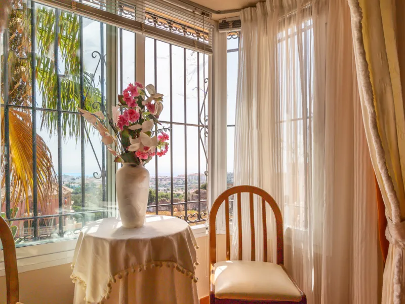 Large, attractive family home in very quiet area close to Marbella and next to a Natural Park. Beautiful open south and south-west views. Large, fully equipped kitchen with fireplace and sea views. Ample living/dining room leading out onto terrace and poo