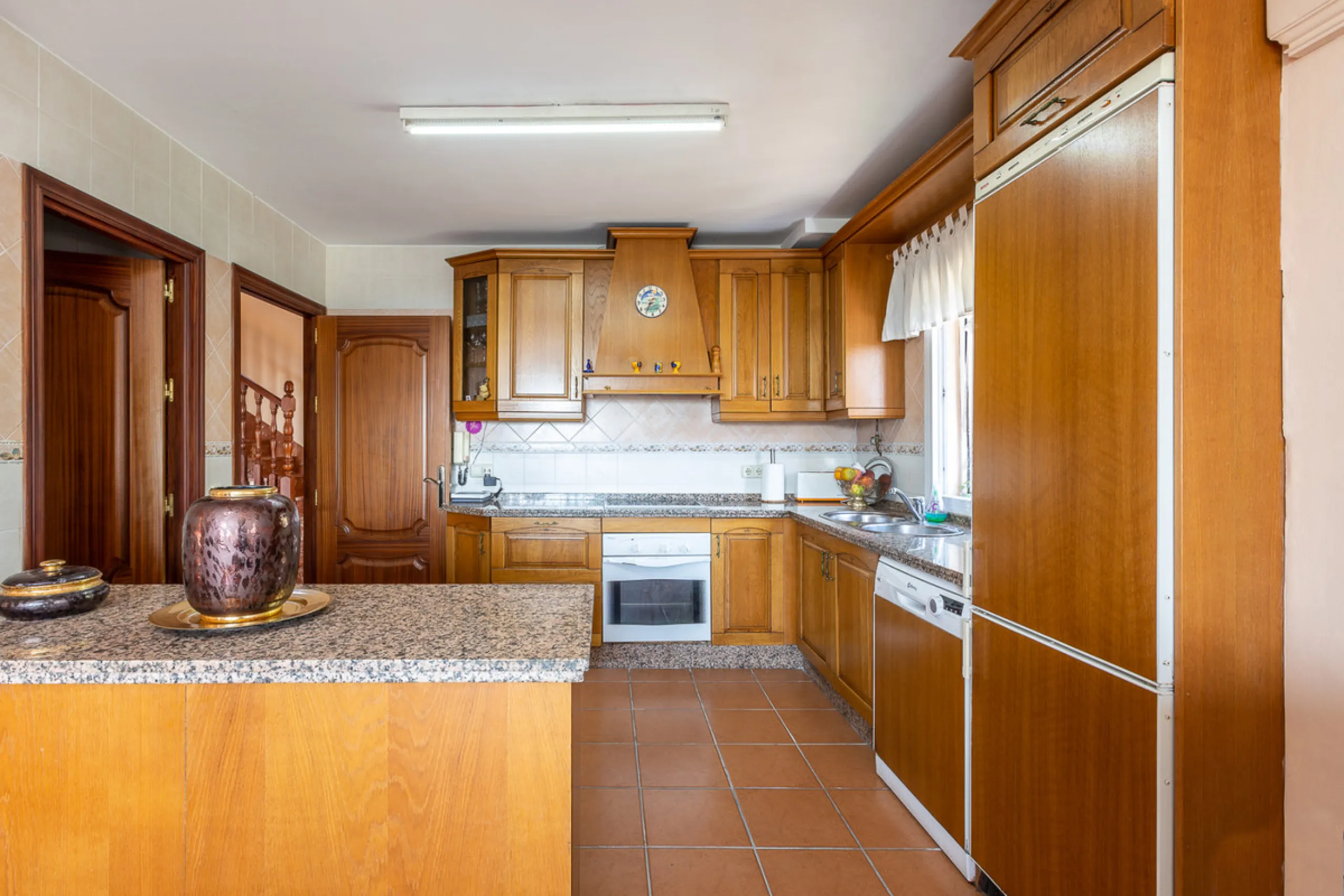 Large, attractive family home in very quiet area close to Marbella and next to a Natural Park. Beautiful open south and south-west views. Large, fully equipped kitchen with fireplace and sea views. Ample living/dining room leading out onto terrace and poo