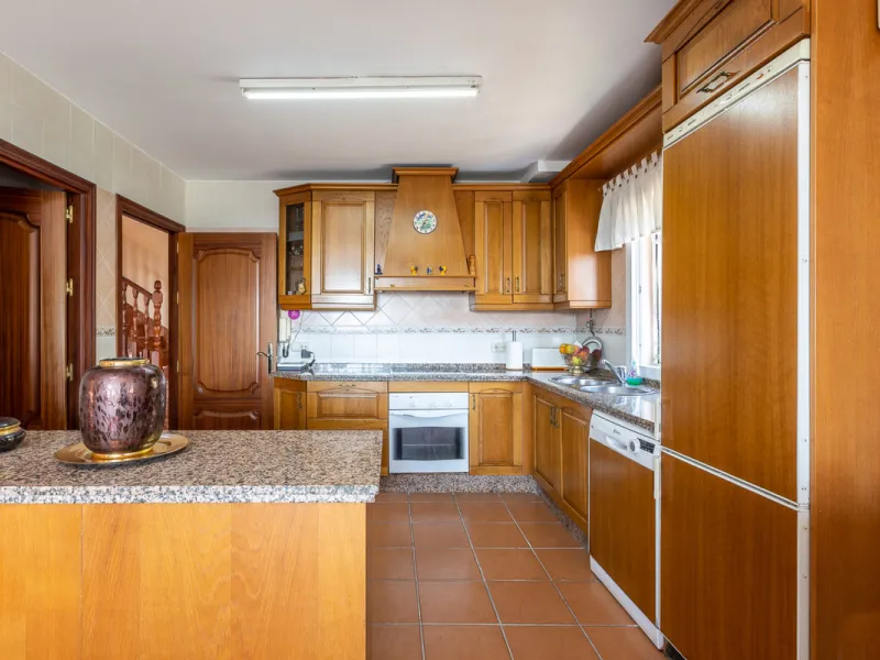 Large, attractive family home in very quiet area close to Marbella and next to a Natural Park. Beautiful open south and south-west views. Large, fully equipped kitchen with fireplace and sea views. Ample living/dining room leading out onto terrace and poo