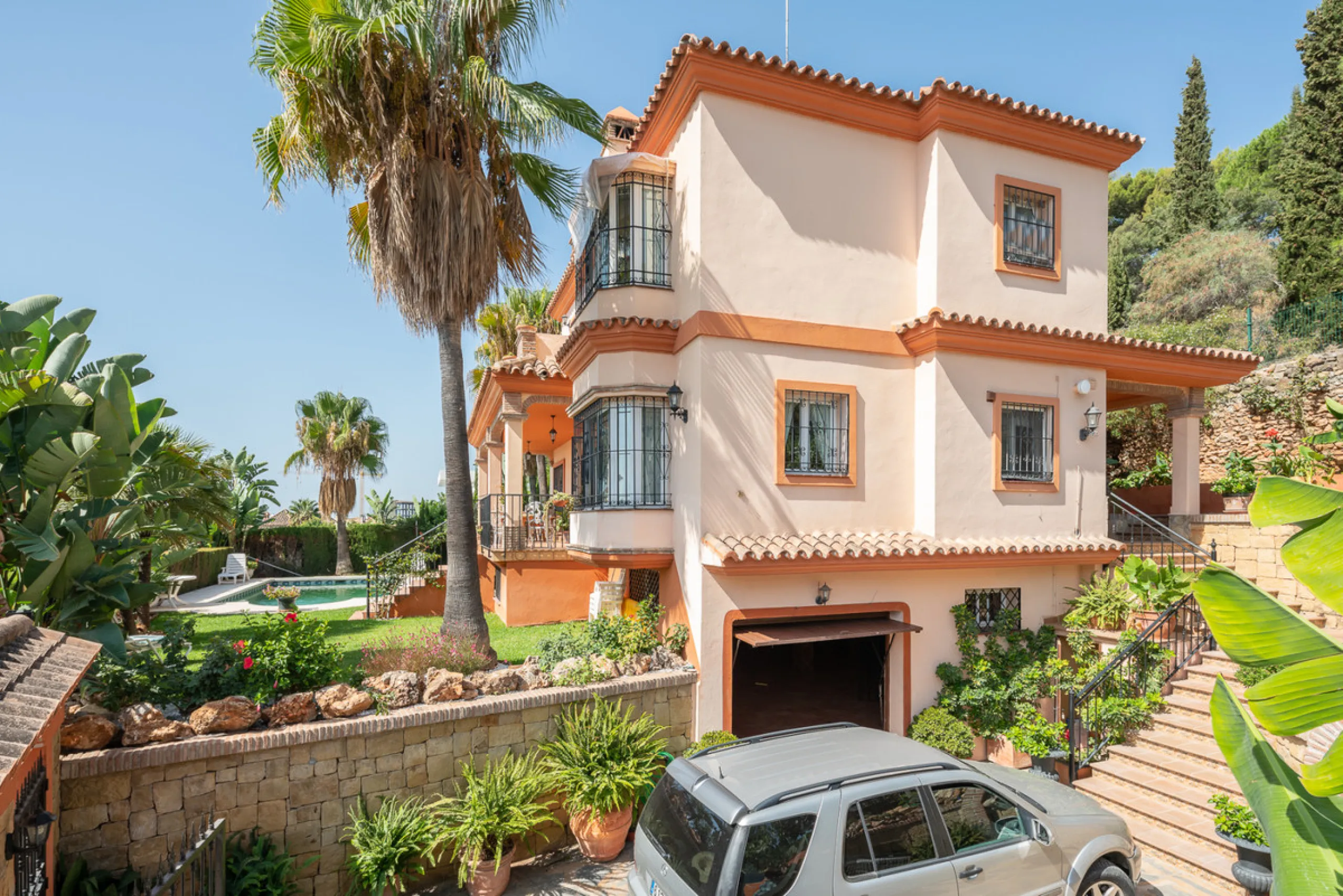 Large, attractive family home in very quiet area close to Marbella and next to a Natural Park. Beautiful open south and south-west views. Large, fully equipped kitchen with fireplace and sea views. Ample living/dining room leading out onto terrace and poo