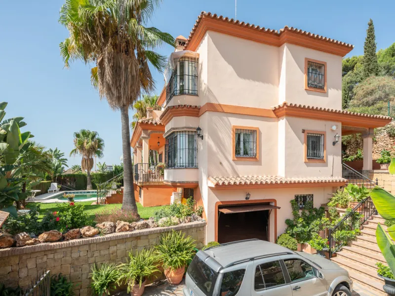 Large, attractive family home in very quiet area close to Marbella and next to a Natural Park. Beautiful open south and south-west views. Large, fully equipped kitchen with fireplace and sea views. Ample living/dining room leading out onto terrace and poo