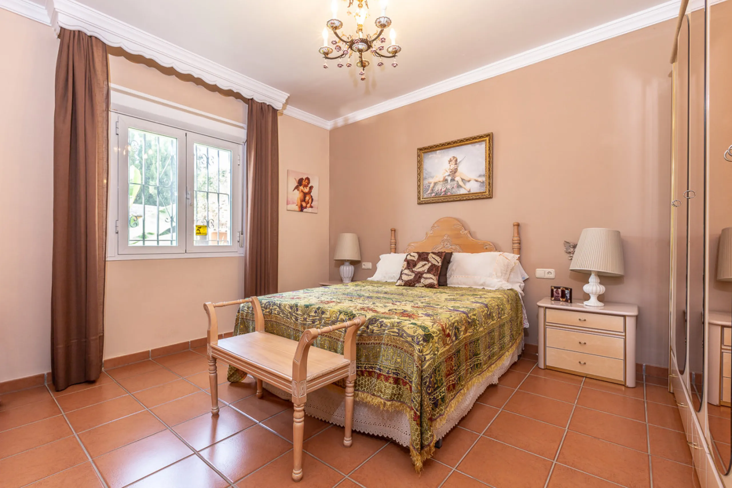 Large, attractive family home in very quiet area close to Marbella and next to a Natural Park. Beautiful open south and south-west views. Large, fully equipped kitchen with fireplace and sea views. Ample living/dining room leading out onto terrace and poo