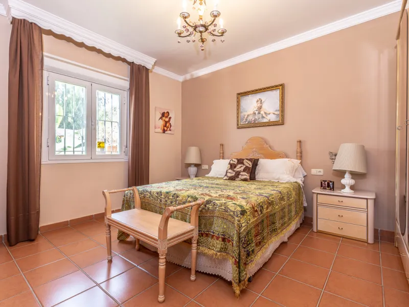Large, attractive family home in very quiet area close to Marbella and next to a Natural Park. Beautiful open south and south-west views. Large, fully equipped kitchen with fireplace and sea views. Ample living/dining room leading out onto terrace and poo