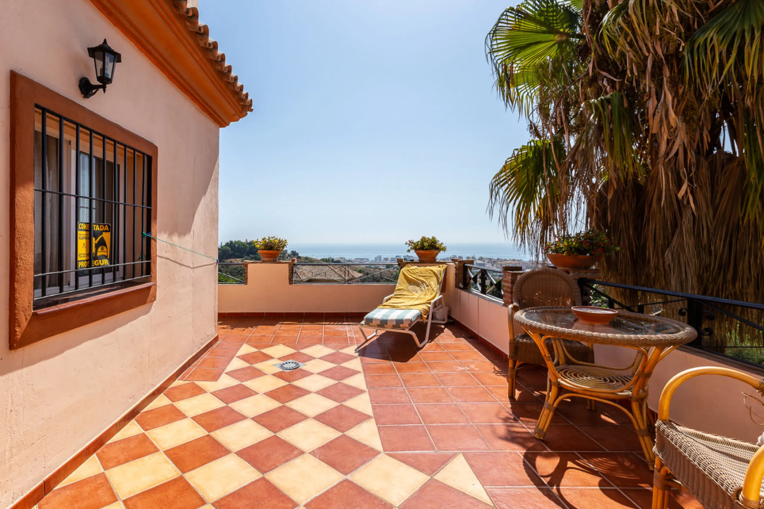 Large, attractive family home in very quiet area close to Marbella and next to a Natural Park. Beautiful open south and south-west views. Large, fully equipped kitchen with fireplace and sea views. Ample living/dining room leading out onto terrace and poo