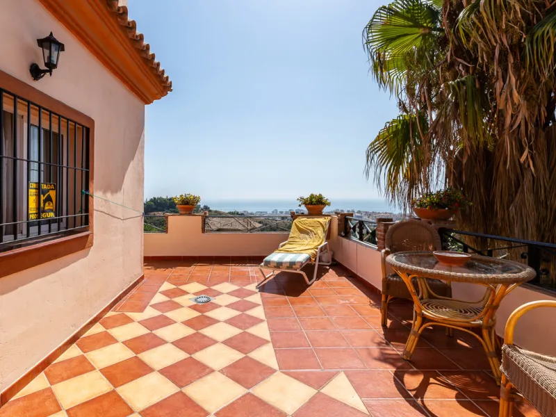 Large, attractive family home in very quiet area close to Marbella and next to a Natural Park. Beautiful open south and south-west views. Large, fully equipped kitchen with fireplace and sea views. Ample living/dining room leading out onto terrace and poo