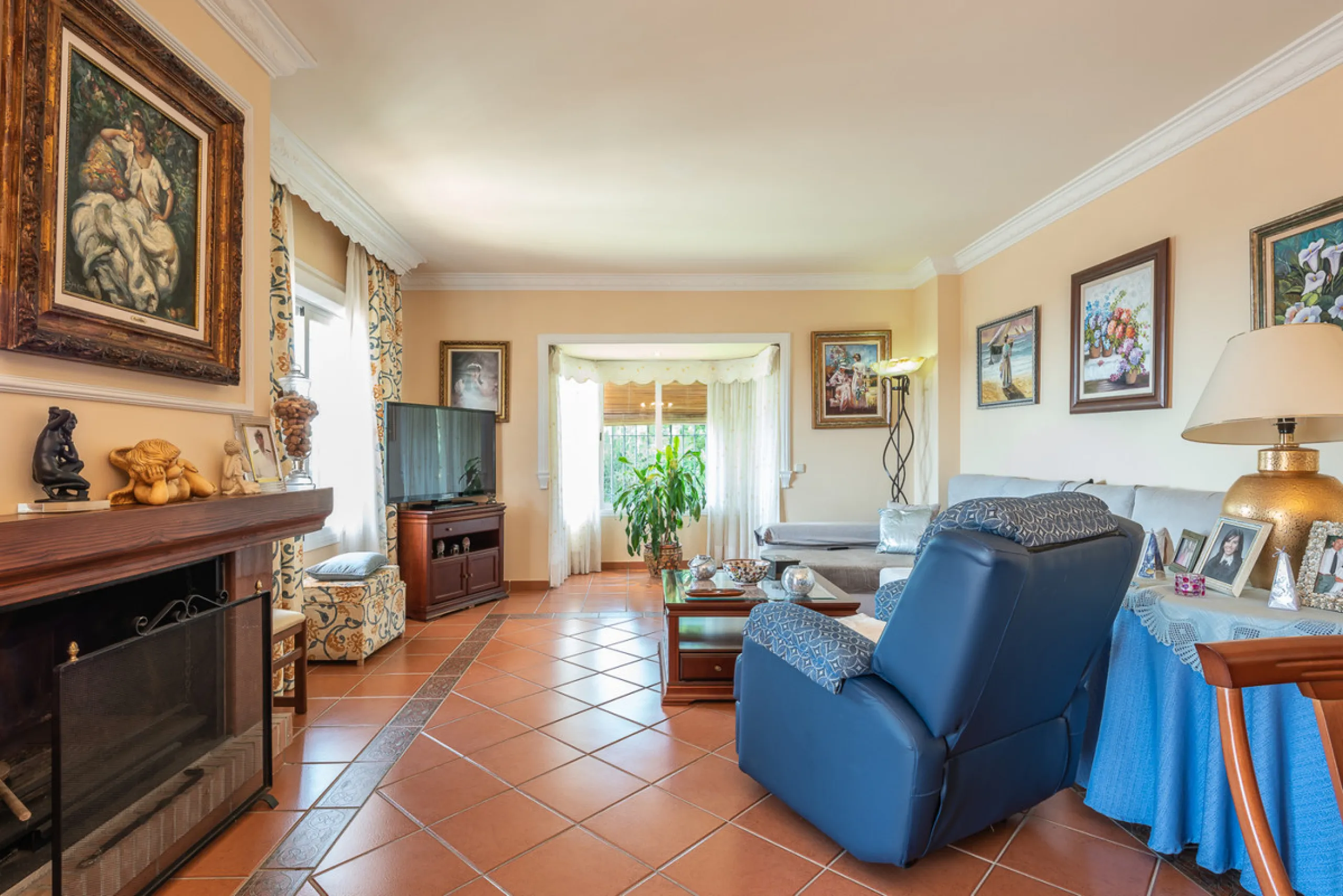 Large, attractive family home in very quiet area close to Marbella and next to a Natural Park. Beautiful open south and south-west views. Large, fully equipped kitchen with fireplace and sea views. Ample living/dining room leading out onto terrace and poo