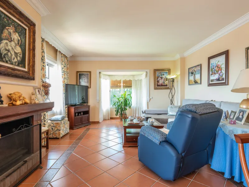 Large, attractive family home in very quiet area close to Marbella and next to a Natural Park. Beautiful open south and south-west views. Large, fully equipped kitchen with fireplace and sea views. Ample living/dining room leading out onto terrace and poo