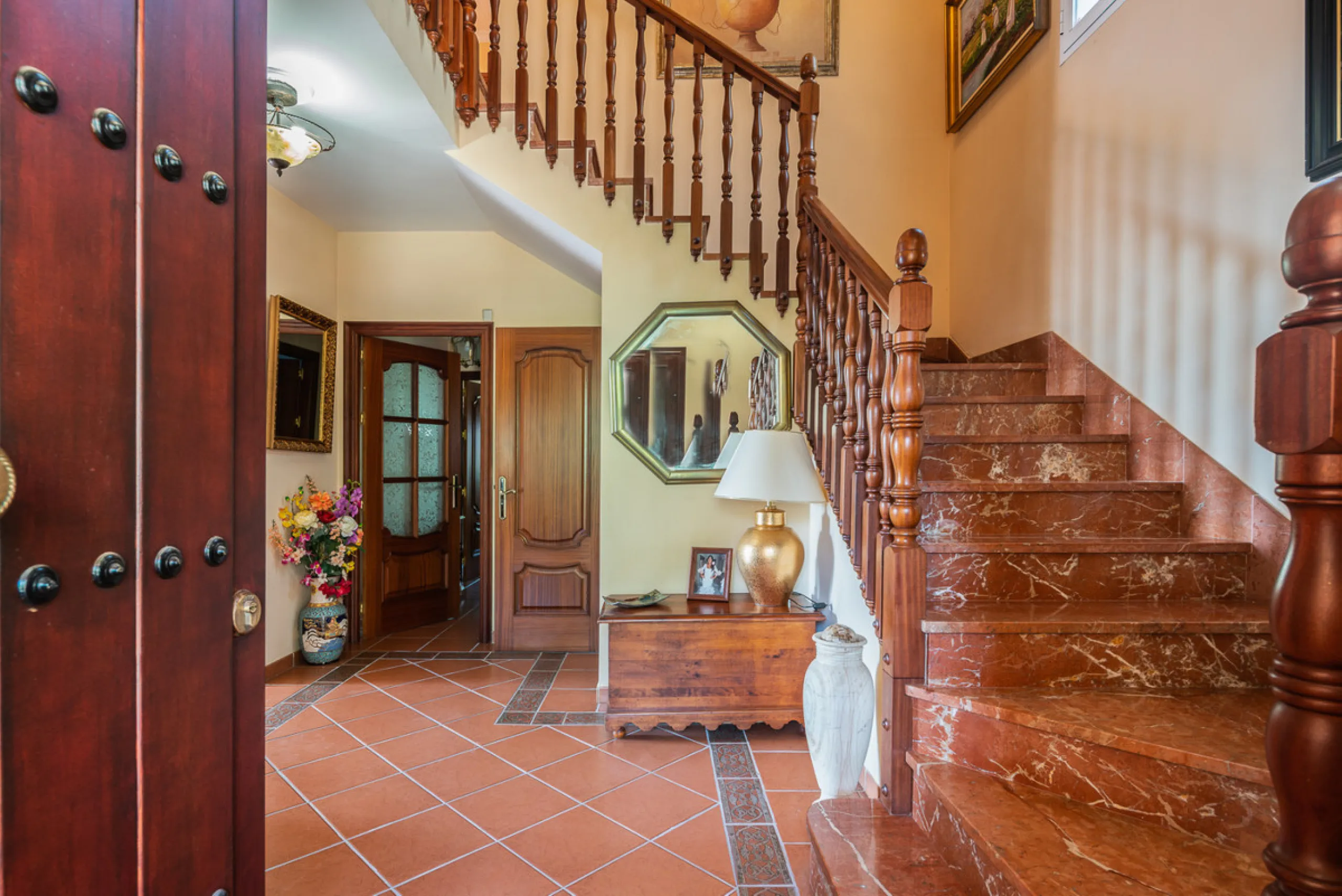 Large, attractive family home in very quiet area close to Marbella and next to a Natural Park. Beautiful open south and south-west views. Large, fully equipped kitchen with fireplace and sea views. Ample living/dining room leading out onto terrace and poo