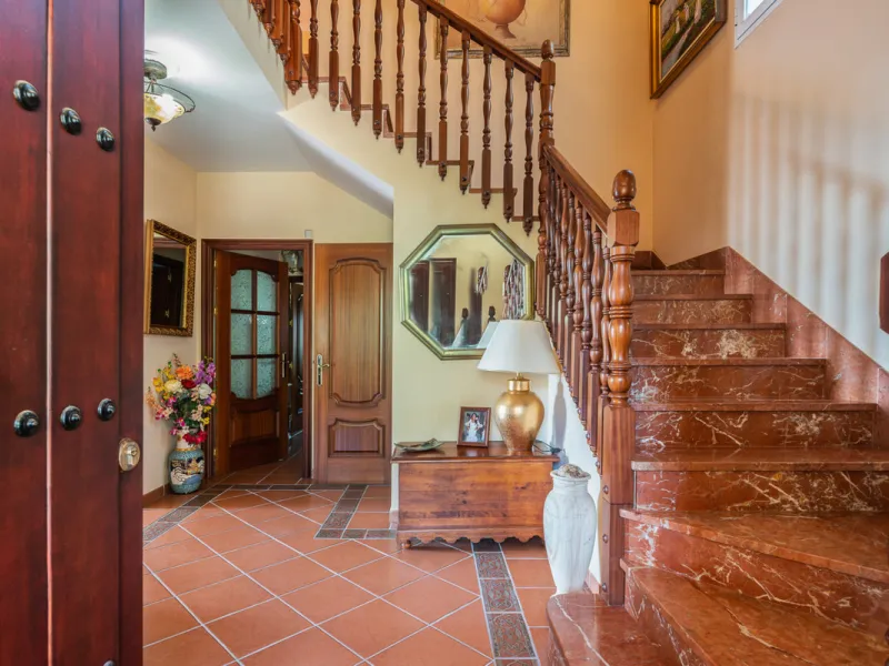 Large, attractive family home in very quiet area close to Marbella and next to a Natural Park. Beautiful open south and south-west views. Large, fully equipped kitchen with fireplace and sea views. Ample living/dining room leading out onto terrace and poo